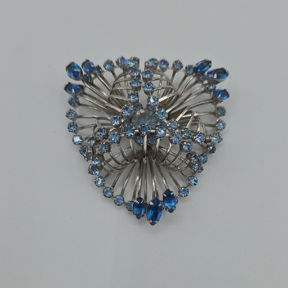 Elegant Silver and Blue Brooch - Picture 2 of 8